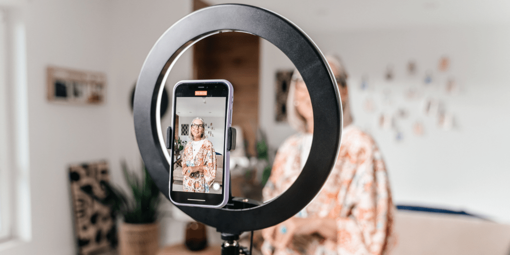 Indem wir uns online als Marken inszenieren, verhalten wir uns nicht mehr getreu unserer Persönlichkeit und nehmen uns die Möglichkeit, Fehler zu machen und uns weiterzuentwickeln. Menschen sind keine Produkte – sie verändern sich im Laufe der Zeit. Die Marke jedoch lässt eine Erwartungshaltung entstehen, der wir in Zukunft vielleicht nicht mehr gerecht werden können – ohne Leser und Follower zu enttäuschen.